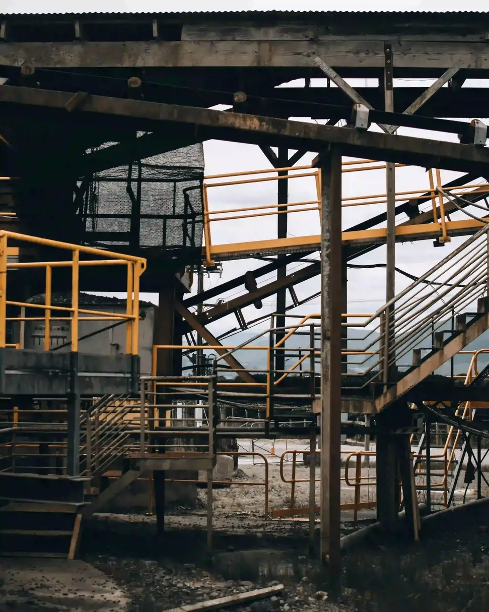 Escaleras metálicas industriales con barandas de seguridad certificadas para planta manufacturera