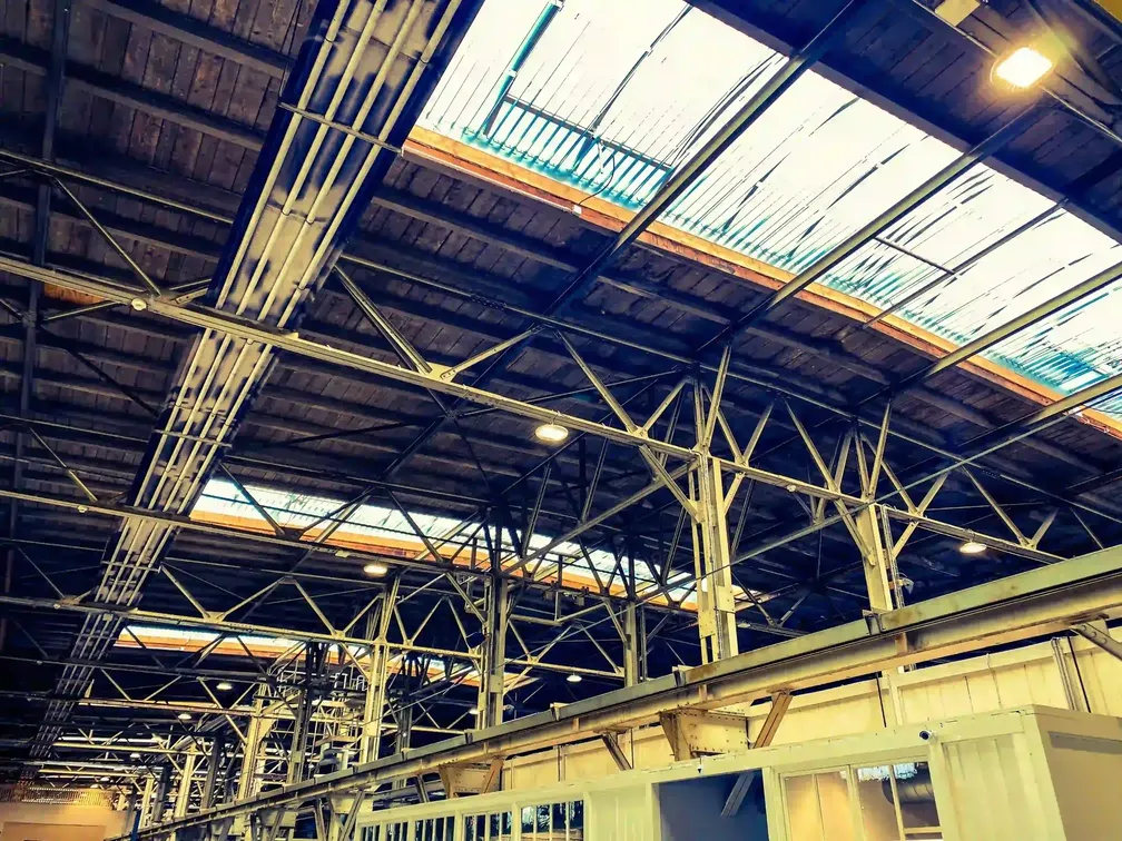 Estructura metálica de almacén industrial de 500m² para empresa logística en Lima