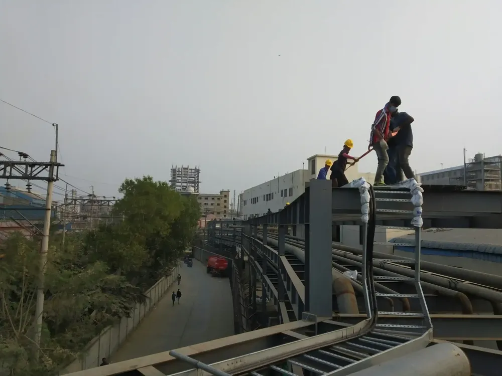 Equipo completo de trabajadores especializados en proyecto industrial