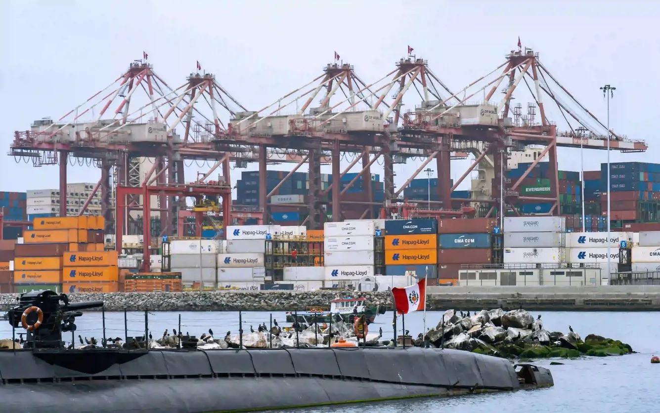 Puerto del Callao con zona industrial y servicios de metalurgia