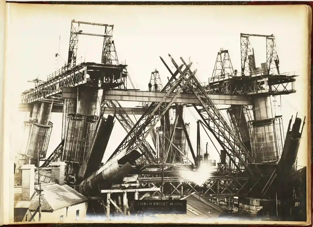 Estructura metálica industrial de gran escala en construcción