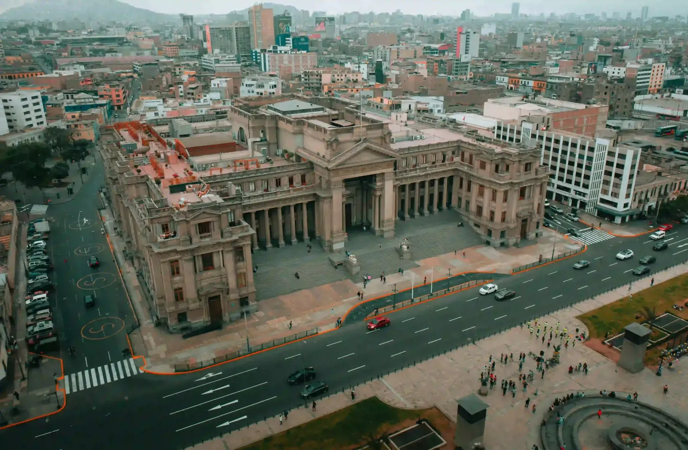 Vista aérea de Lima Metropolitana mostrando zonas de cobertura de servicios