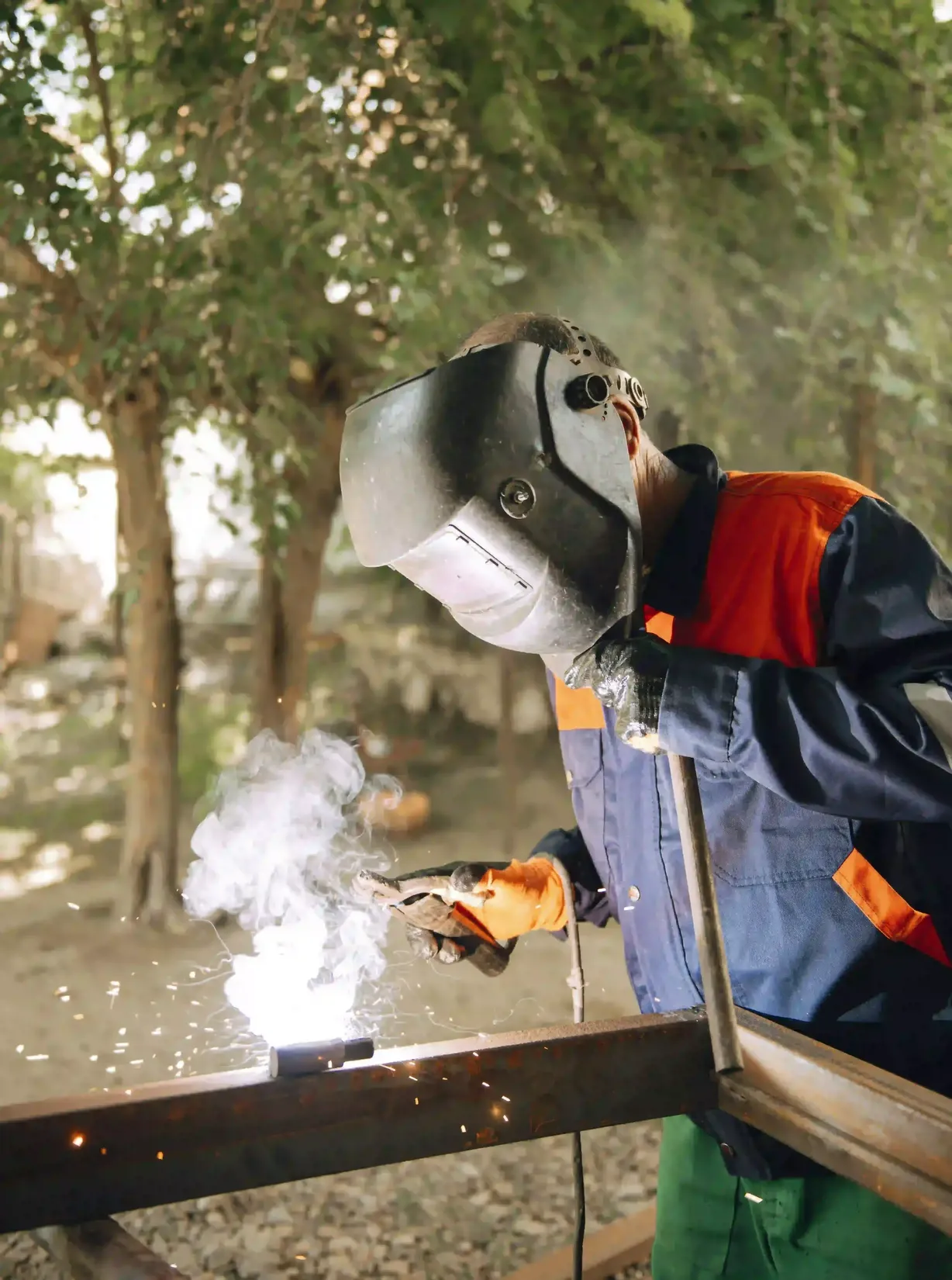 Soldador certificado realizando soldadura SMAW en estructura metálica