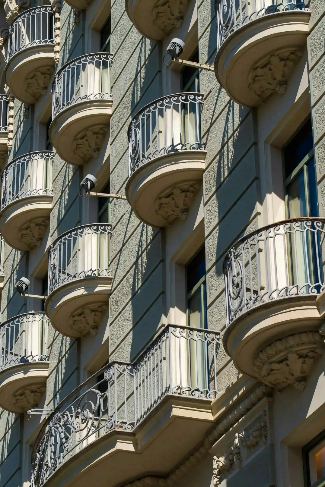 Barandas metálicas decorativas para edificio residencial con diseño personalizado